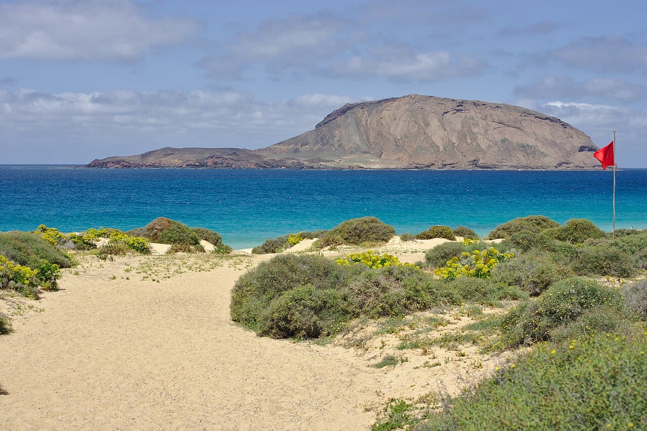 Costa de La Graciosa con Montaña Clara al fondo